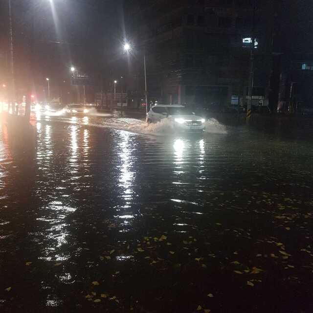 ▲ 6일 새벽 춘천시 로데오거리 도로에 많은 비가 내려 도로가 침수된 모습이다.ⓒ강원소방본부