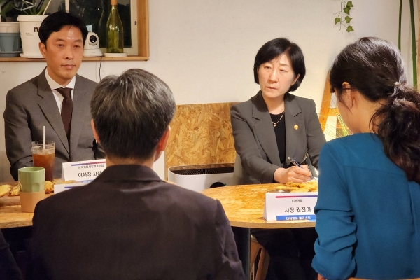 ▲ 한화진 환경부 장관(오른쪽에서 두 번째)이 2일 서울 양천구 한 카페에서 열린 일회용품 규제 관련 간담회에서 참석자 의견을 듣고 있다. ⓒ연합뉴스