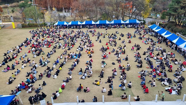 ▲ 사단법인 국학원(원장 권나은)은 지난 5일 온가족이 함께 하는 ‘해피로드 맨발걷기 축제’를 천안시 목천읍 일원에서 5000여명이 참석한 가운데 성료됐다. ⓒ국학원