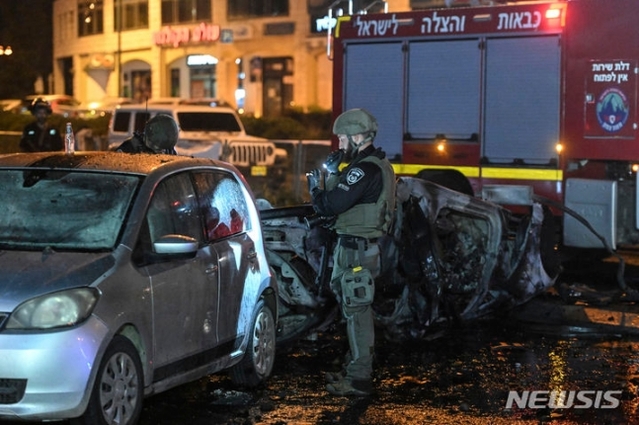 ▲ 2일(현지시각) 이스라엘 북부 키리야트 시모나에서 경찰이 레바논의 로켓 공격 피해 현장을 조사하고 있다. ⓒAP/뉴시스