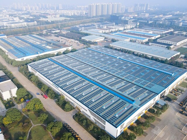 ▲ HD현대건설기계 중국 강소법인 공장에 설치된 4MW급 태양광 패널. ⓒHD현대사이트솔루션