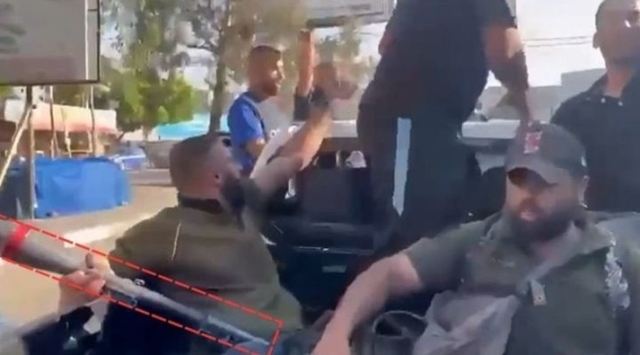 ▲ 팔레스타인 무장정파 하마스 고위급 간부가 북한은 하마스의 동맹국이라면서 언젠가 함께 미국을 공격할 수도 있다고 암시했다. 사진은 하마스 대원 중 한 명이 북한에서 제작된 F-7고폭 파편 로켓으로 보이는 무기를 들고 있는 사진. ⓒ군사 전문 블로거(War Noir) 사회관계망서비스(SNS) X 계정 캡처/뉴시스