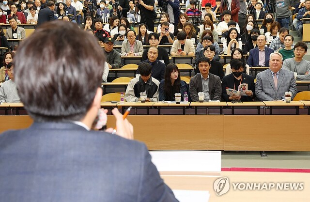 ▲ 인요한 국민의힘 혁신위원장이 4일 오후 부산 경성대학교에서 열린 이준석 전 대표, 이언주 전 의원이 진행하는 토크콘서트에 참석해 있다. 이날 인요한 혁신위원장은 1시간 30분가량 진행된 토크콘서트를 지켜보고 자리를 떠났다. 이 전 대표와 별도의 대화는 없었다. ⓒ연합뉴스