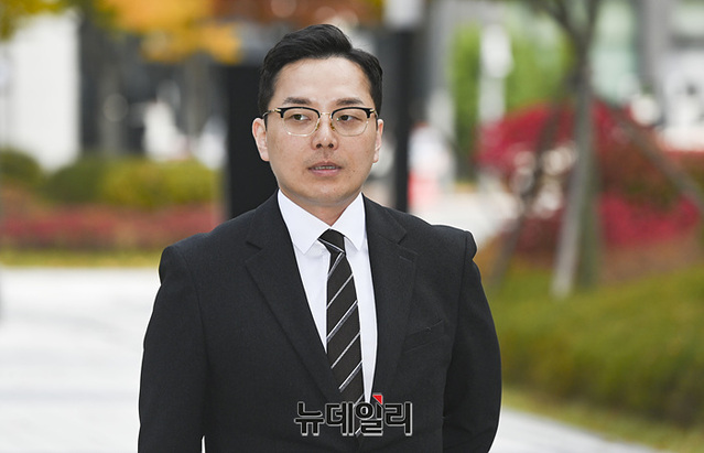 ▲ 더불어민주당 이재명 대표 배우자 김혜경의 법인카드 유용 의혹을 폭로한 전 경기도청 별정직 직원 조명현 씨가 국민권익위원회 신고인 신분으로 조사받기 위해 10월23일 오전 경기 수원지방검찰청으로 출석하고 있다. ⓒ경기 수원=서성진 기자