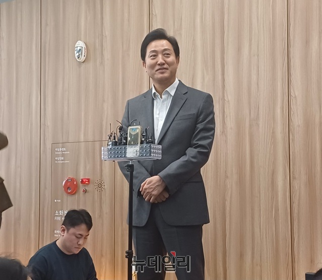 ▲ 오세훈 서울시장이 6일 서울시청에서 김병수 김포시장과 '김포시 서울 편입' 관련 논의를 마치고 기자들의 질의에 답하고 있다. ⓒ김성웅 기자