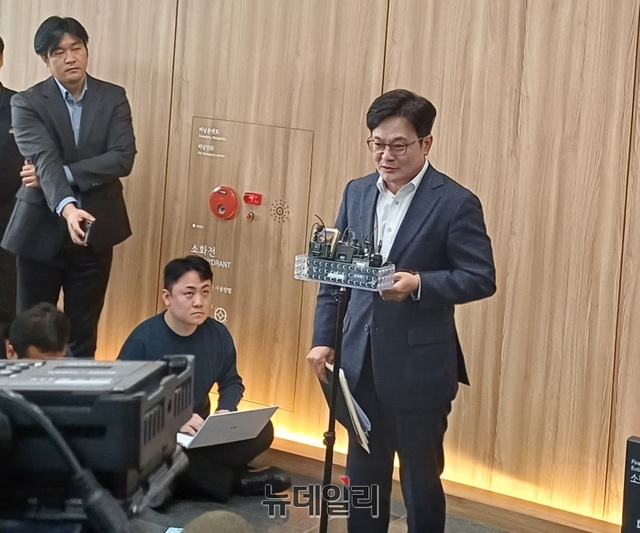 ▲ 김병수 김포시장이 6일 서울시청에서 오세훈 서울시장과 '김포시 서울 편입' 관련 논의를 마치고 기자들의 질의에 답하고 있다. ⓒ김성웅 기자