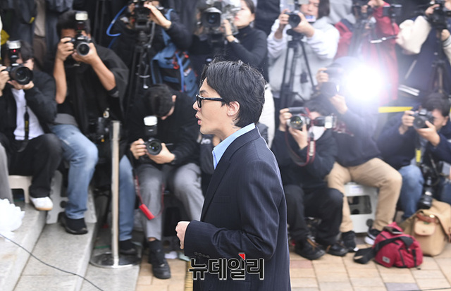 ▲ 마약 투약 혐의를 받는 가수 지드래곤(본명 권지용)이 6일 오후 인천 논현경찰서로 출석하고 있다. ⓒ인천=서성진 기자