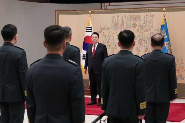 ▲ 윤석열 대통령이 6일 서울 용산 대통령실 청사에서 열린 중장 진급·보직 신고 및 삼정검 수치 수여식에서 격려사하고 있다.ⓒ대통령실 제공