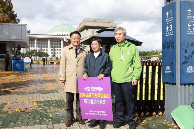 ▲ 김영환 충북도지사(좌)가 6일 국회 정문에서 1인 시위를 벌이고 있는 충북 인사들을 격려하고 있다.ⓒ충북도