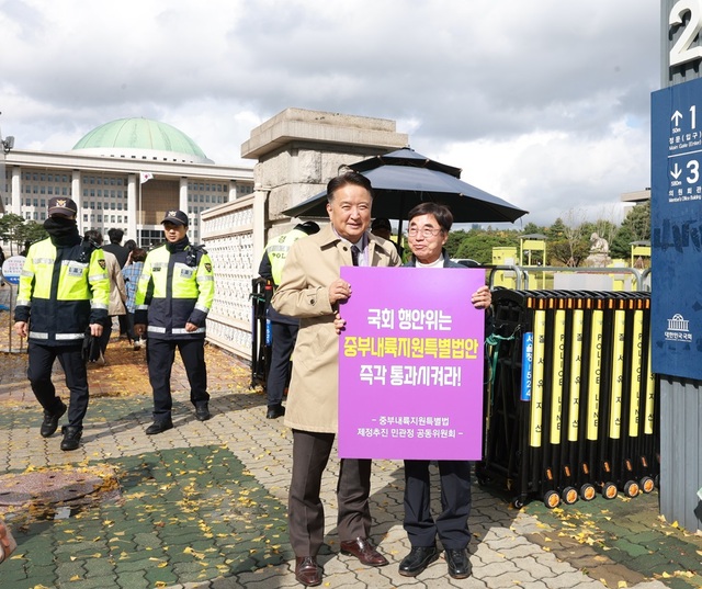 ▲ 김영환 충북도지사(좌)가 6일 국회 정문에서 국회의 중부내륙특별법 연내 통과를 촉구하는 1인 시위를 하고 있는 충북 인사와 함께 시위를 하고 있다.ⓒ충북도