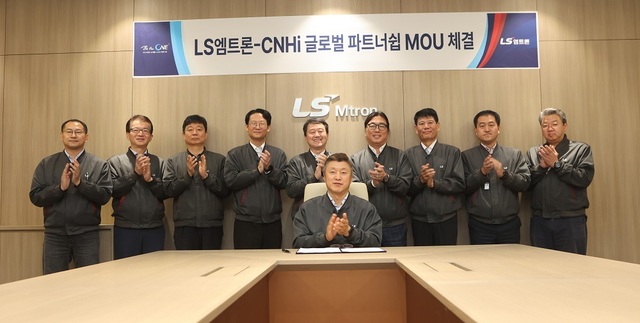 ▲ CNH 인더스트리얼과의 글로벌 파트너십 MOU 사인을 마치고 신재호(가운데) LS엠트론 사장과 임직원들이 박수를 치고 있다. ⓒLS엠트론