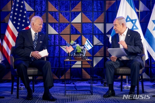▲ 6일(현지시간) 백악관에 따르면 조 바이든 미국 대통령은 이날 오전 베탸민 네타냐후 이스라엘 총리와 통화하고 인도주의적 차원의 전쟁 중단 문제 등을 논의했다. 사진은 바이든(왼쪽) 대통령이 지난달 18일 이스라엘 텔아비브에서 네타냐후 총리와 회담하고 있는 모습. ⓒAP/뉴시스