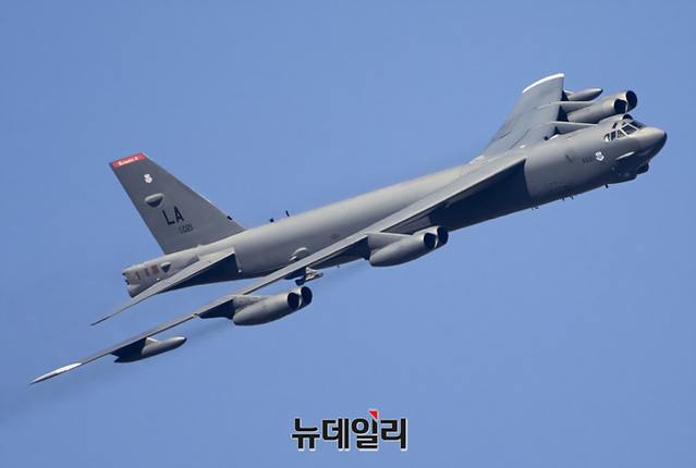 ▲ 미 공군 전략폭격기 B-52H가 지난달 17일 오전 서울공항에서 열린 '서울 ADEX 2023(서울 국제 항공우주 및 방위산업 전시회) 개막식'에서 행사장 상공을 비행하고 있다. ⓒ서성진 기자