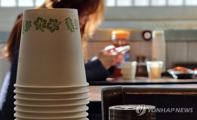 ▲ 정부가 식당에서 일회용 종이컵 사용을 금지하지 않기로 했다. ⓒ연합뉴스