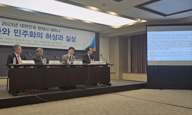 ▲ 7일 중구 한국프레스센터에서 열린 '문민화와 민주화의 허상과 실상' 세미나에서 전문가들이 김영삼 전 대통령에 관해 의견을 내고 있다. ⓒ임준환 기자