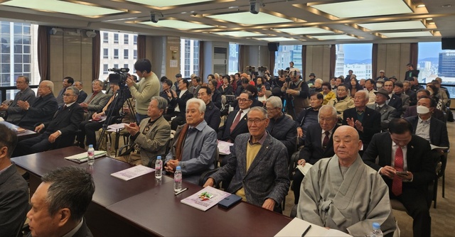 ▲ 7일 중구 한국프레스센터에서 열린 '문민화와 민주화의 허상과 실상' 세미나에 100여명의 시민들이 참관하고 있다. ⓒ임준환 기자