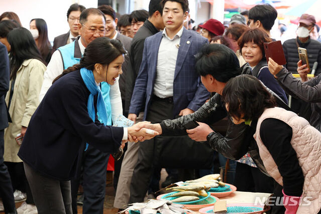 ▲ 윤석열 대통령 부인 김건희 여사가 7일 전남 순천 풍덕동 아랫장을 방문해 상인들과 인사하고 있다.ⓒ뉴시스