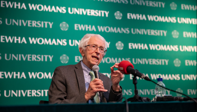 ▲ 시그프리드 헤커 박사(로스앨러모스국립연구소 명예소장)는 7일 서울 서대문구 이화여대 ECC에서 '윌리엄 페리 렉처' 특별강연에 앞서 기자 간담회를 열었다. ⓒ이화여대 제공