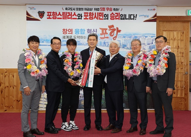 ▲ 왼쪽부터 김기동 포항스틸러스 감독, 나주영 포항시체육회장, 고영준 선수, 이강덕 포항시장, 백인규 포항시의회 의장, 최인석 포항스틸러스 대표이사, 이종하 포항스틸러스 단장.ⓒ포항시