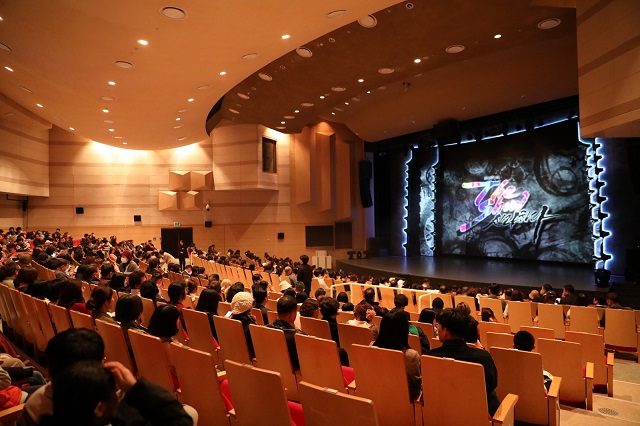 ▲ 경북문화관광공사의 신라문화 기반 창작 뮤지컬 ‘더 쇼! 신라하다’가 연일 만석에 가까운 관람객들로 인기를 모으고 있다.ⓒ경주엑스포