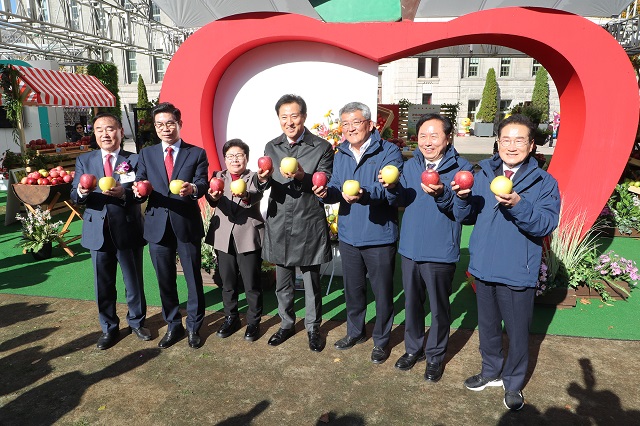 ▲ 안동시가 6일부터 8일까지 사흘간 서울시청 광장에서 열리는 ‘2023 경북사과 홍보행사’에 참가했다.ⓒ안동시