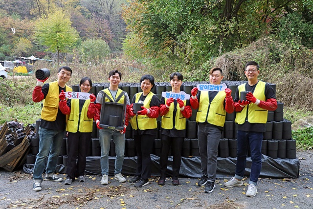 ▲ 에스앤아이코퍼레이션 임직원들이 서울 노원구 중계동 백사마을에서 연탄 나눔 봉사활동에 참여했다. ⓒ에스앤아이코퍼레이션