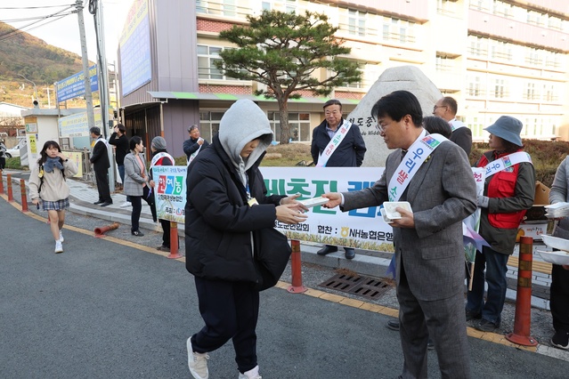 ▲ (사)한국여성농업인 청도군연합회(회장 이은주)는 지난 7일 관내 중·고등학교에 우리쌀 소비 촉진을 위한 사랑의 떡 나눔 행사를 가졌다.ⓒ청도군