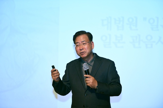 ▲ 서길수 전 총장은 지역이 보유한 문화유산의 가치를 높이 재평가하며, 이러한 역사·문화 자원이 지역발전에 적극 활용될 수 있도록 공직자들이 열정을 갖고 지역사회와 힘을 모아 줄 것을 당부했다.ⓒ영천시