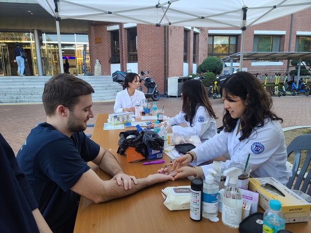 ▲ 계명대 간호대학이 11월 2일 계명대 성서캠퍼스 바우어관 일대에서 외국인 유학생들의 건강관리를 위해 Health Fair 행사를 가졌다.ⓒ계명대