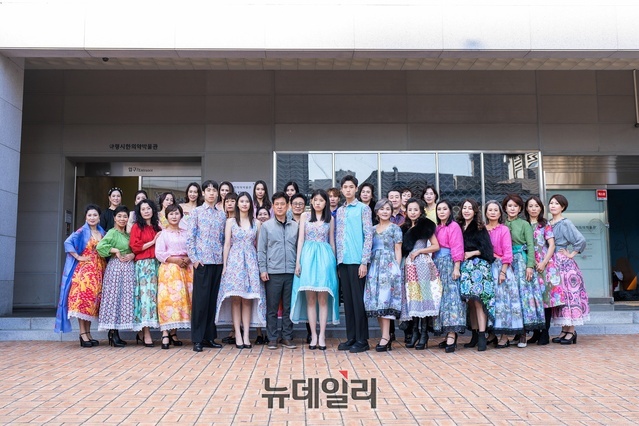 ▲ 대구약령시(이병식 이사장) 가 주최하고 모리모델협회 (이원호 회장)가 주관한 ‘시민 참여형 패션쇼’가 7일 대구약령시한의약박물관 광장에서 성황리에 개최됐다.ⓒ모리모델협회