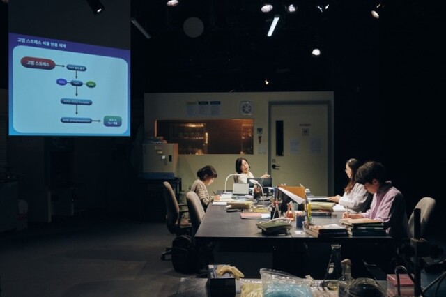 ▲ 연극 '잘못된 성장의 사례' 공연 장면.ⓒ두산아트센터