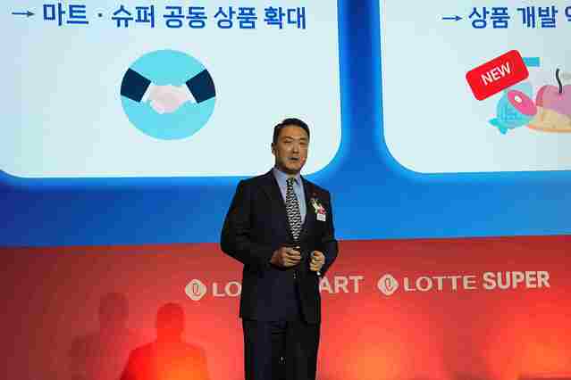 ▲ 강성현 롯데마트·슈퍼 대표이사가 송파구에 위치한 '롯데 시그니엘 서울'에서 진행된 '2024 롯데마트&롯데슈퍼 파트너스 데이'에서 발표하고 있다.ⓒ롯데쇼핑