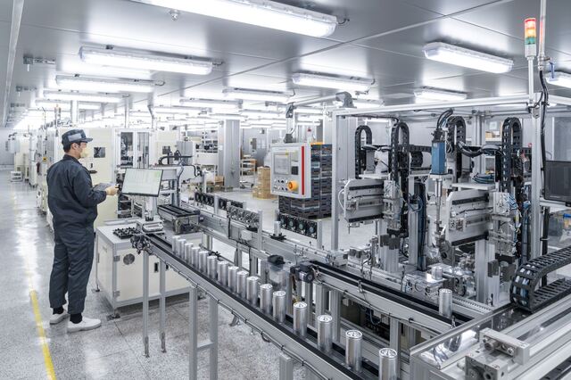 ▲ LS머트리얼즈 직원이 울트라커패시터(UC)를 생산하고 있다. ⓒLS머트리얼즈