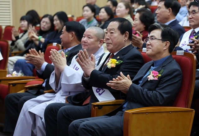 ▲ 김태흠 충남도지사가 8일 충남도서관에서 열린 풀뿌리자치대상 시상식에 참석, 조길연 충남도의장과 도신 스님 등과 박수를 치고 있다.ⓒ충남도