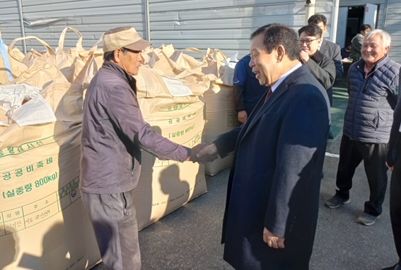 ▲ 최민호 세종시장이 8일 전동면 소재 조치원농협 노장창고에서 진행된 공공비축미곡 매입 현장에 방문해 출하 농가와 매입 관계자들을 격려하고 있다.ⓒ세종시