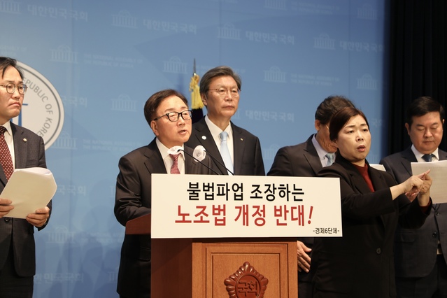 ▲ 8일 국회 소통관 기자회견장에 경제6단체가 ‘노동조합법 개정안 입법 중단을 촉구하는 경제6단체 공동성명’을 발표하고 있다.ⓒ한국경영자총협회