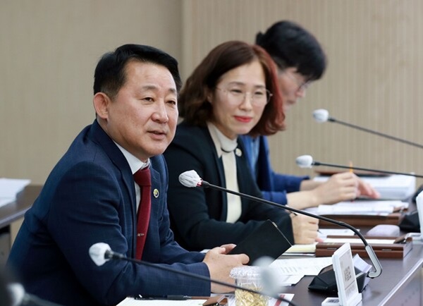 ▲ 서철모 대전 서구청장이 챗GPT 등 인공지능 프로그램을 업무에 적용해 업무 효율을 높이고 행정서비스를 강화할 것을 지시했다.ⓒ서구