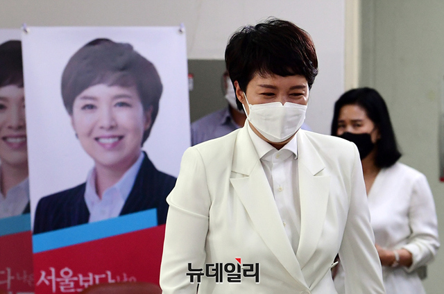 ▲ 김은혜 대통령실 홍보수석이 경기지사 후보이던 2022년 6월2일 새벽 경기 수원시 경기도당에 마련된 개표상황실을 찾아 지지자들을 만나고 있다.ⓒ정상윤 기자