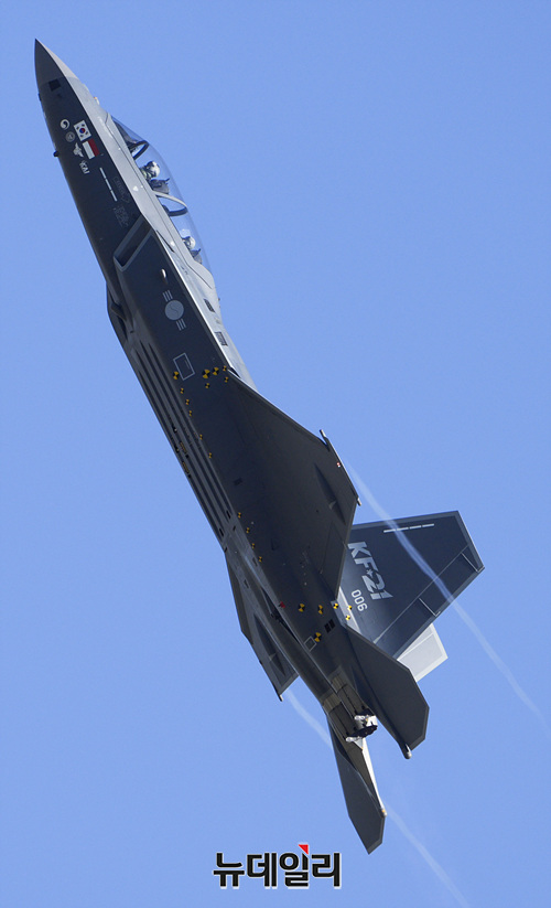 ▲ 한국형 전투기 보라매(KF-21) 시제 6호기가 지난달 20일 오후 서울공항에서 열린 '서울ADEX 2023(서울 국제 항공우주 및 방위산업 전시회)'에서 시범비행을 하고 있다. ⓒ서성진 기자
