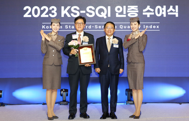 ▲ 원유석(왼쪽 두 번째) 아시아나항공 대표와 강명수(세 번째) 한국표준협회 회장이 ‘2023 한국서비스품질지수(KS-SQI)’ 시상식에서 기념 촬영을 하고 있다. ⓒ아시아나항공