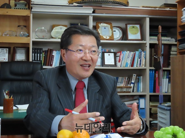 ▲ 진동규 전 대전 유성구청장이 국민의힘의 ‘주춧돌’ 역할과 자유민주 보수우파의 ‘선봉장’ 역할을 자임하며 국민의힘 대전 유성구 갑지역 당협위원장 선출을 앞두고 출마 이사를 밝혔다.ⓒ김경태 기자
