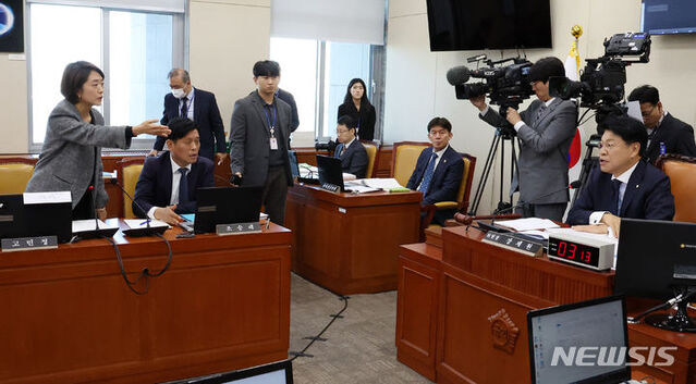 ▲ 고민정 더불어민주당 의원이 지난 7일 오전 서울 여의도 국회에서 열린 박민 한국방송공사(KBS) 사장 후보자에 대한 인사청문회에서 장제원 과방위원장에게 항의하고 있다. ⓒ뉴시스