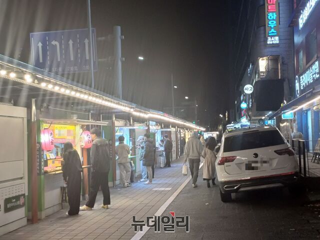 ▲ 노량진 컵밥거리에서 상인들이 음식을 판매하고 있다. ⓒ김성웅 기자