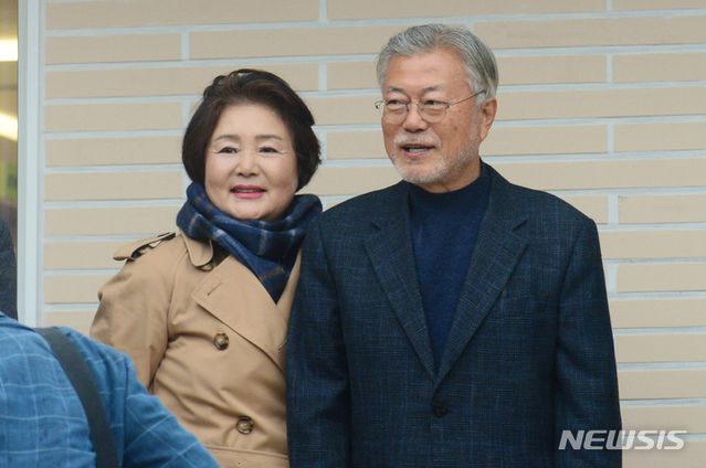 ▲ 문재인 전 대통령 내외가 지난 4월25일 오후 경남 양산시 평산 책방 현판식에서 기념촬영을 하고 있다. ⓒ뉴시스