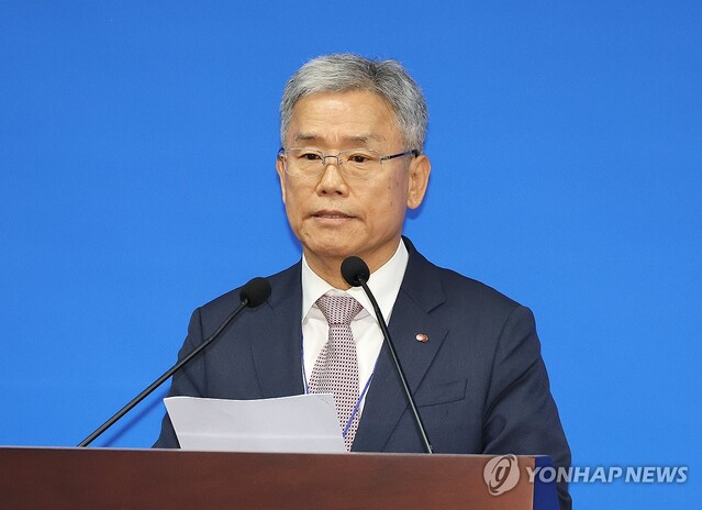 ▲ 김동철 한국전력 사장이 8일 오후 세종시 정부세종청사 산업통상자원부에서 경영 위기 극복을 위한 '특단의 자구대책' 발표를 하고 있다.ⓒ연합뉴스