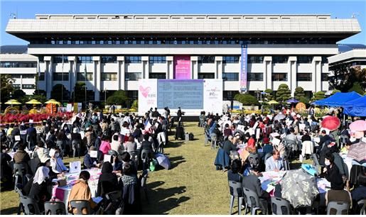 ▲ 인천시는 지난해 10월 시청앞 광장 인천애뜰에서 ‘제6회 애인토론회’를 열었다.  
ⓒ인천시 제공