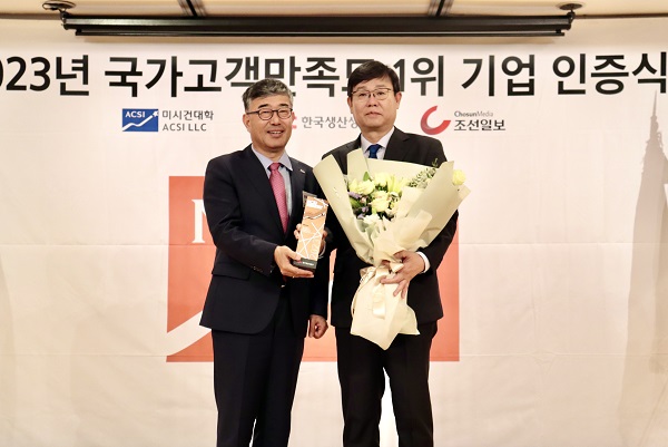 ▲ 8일 오전 서울 중구 소공동 롯데호텔에서 (왼쪽부터) 안완기 kpc 회장, 한광영 현대홈쇼핑 대표가 인증식을 가진 뒤 기념사진 촬영을 하고 있다.ⓒ현대홈쇼핑