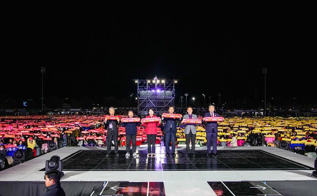 ▲ 시민 1만 3천여명이 동참한 가운데 지난 7일 경주축구공원에서 ‘2025 APEC 정상회의 경주 유치 기원 슈퍼콘서트’ 성황리에 열리고 있다.ⓒ경주시