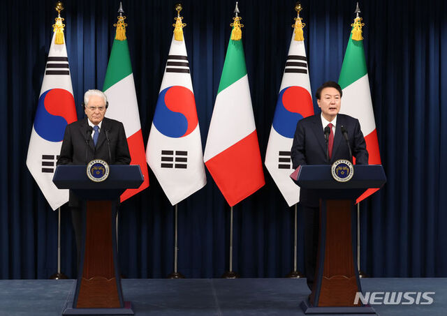 ▲ 윤석열 대통령과 세르지오 마타렐라 이탈리아 대통령이 8일 서울 용산 대통령실 청사에서 공동 언론 발표를 하고 있다.ⓒ뉴시스