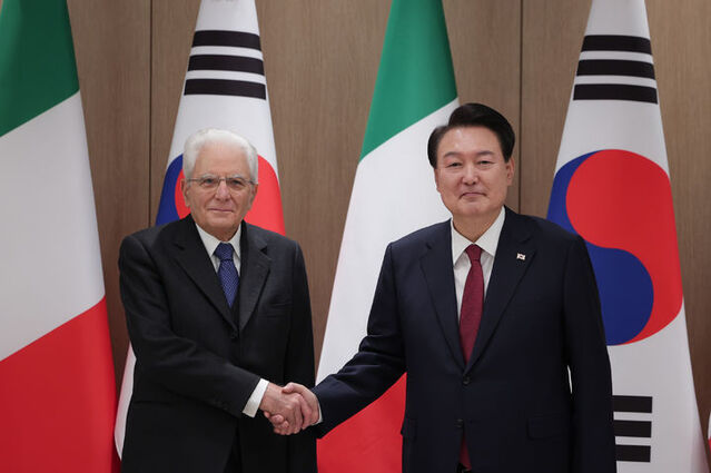 ▲ 윤석열 대통령이 8일 서울 용산 대통령실 청사에서 세르지오 마타렐라 이탈리아 대통령과 정상회담에 앞서 악수하고 있다.ⓒ대통령실 제공